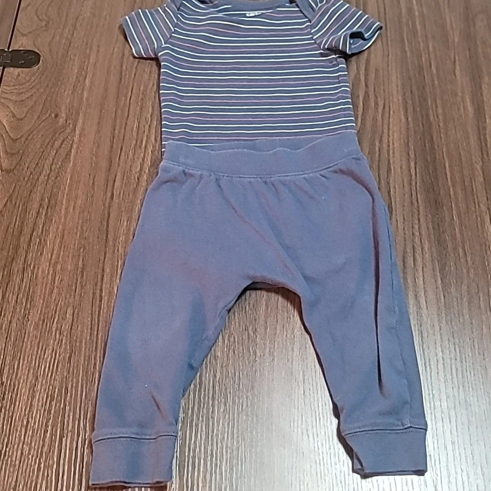 👶 Adorable Carter's Striped Onesie and Blue Pants Set (12 months) 👶 - Picture 3 of 6